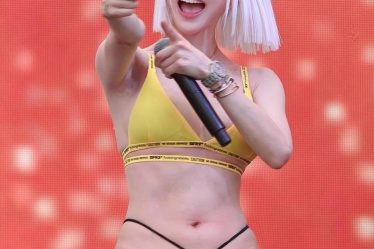Anh Du lich bien nang dong cua DJ Soda bikini