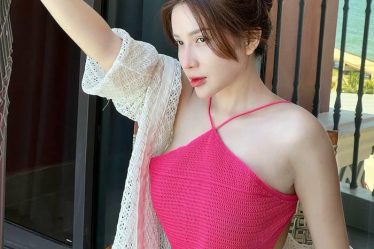 Anh Kha Nhu bikini noi bat giua nen troi xanh diu nhe