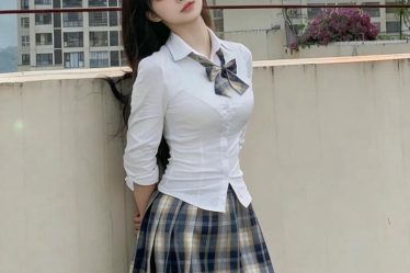 Cosplay nu sinh vay ngan dung tren san thuong