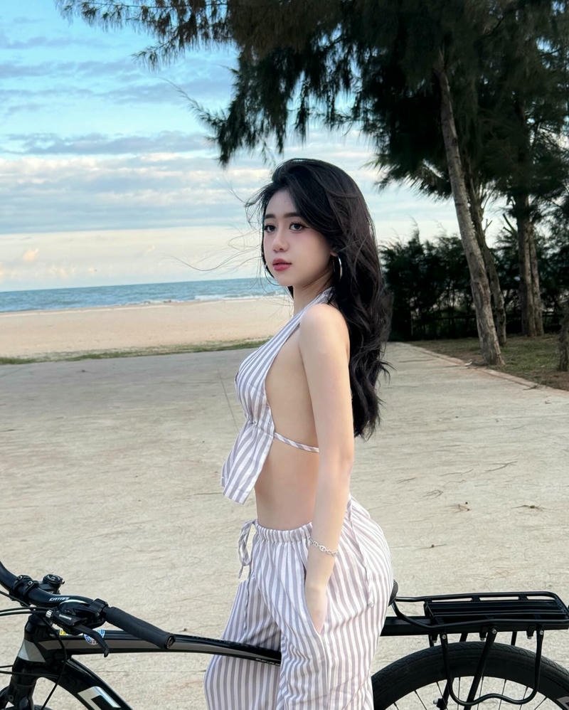 Le Kim Loan bikini than thai tu tin cuon hut