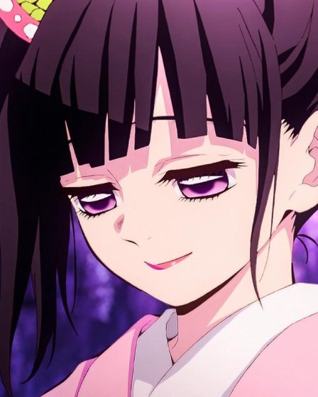 Waifu Kanao mim cuoi tu tin tren nen hong ngot ngao