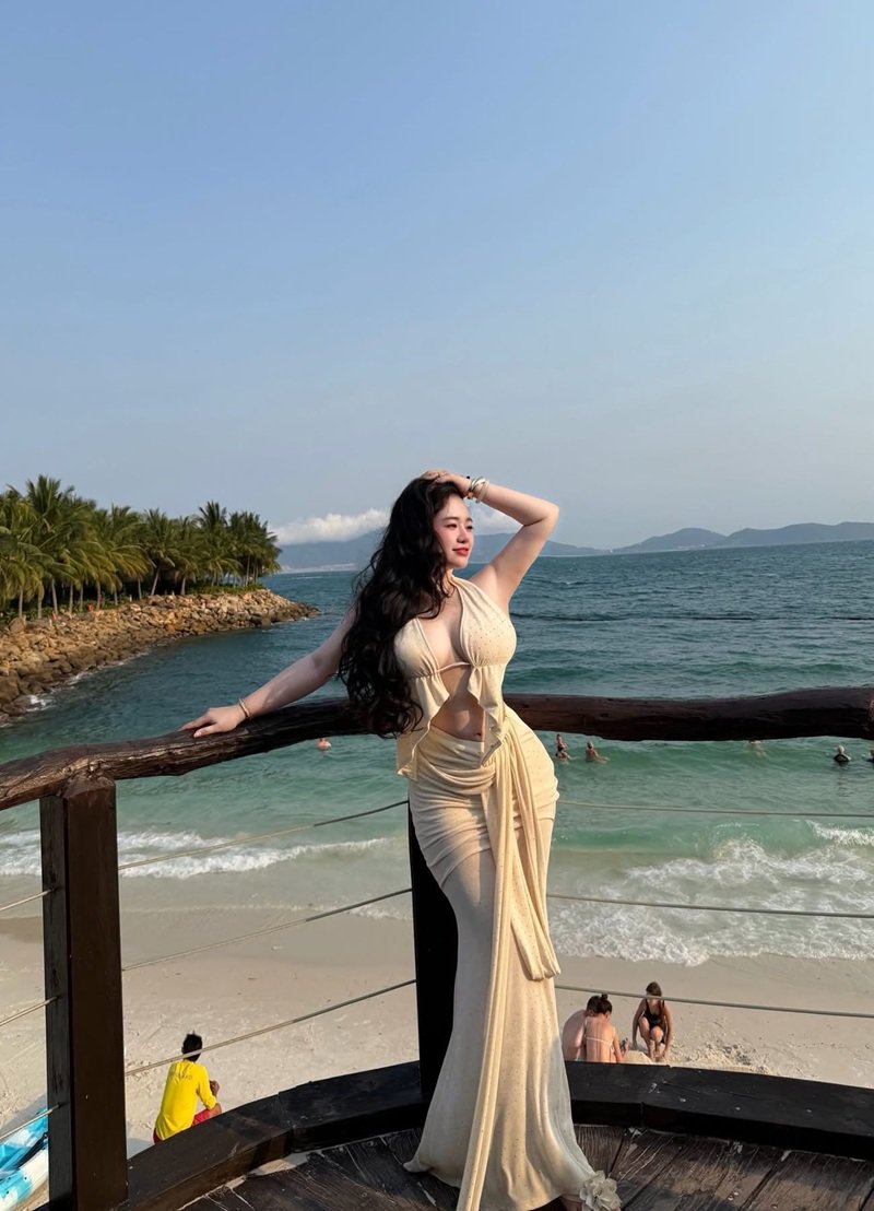 gái xinh mặc bikini trắng 14